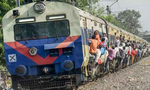 ரெயில்களில் அலைமோதும் பயணிகள் கூட்டம்