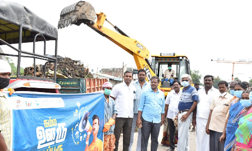 நம்ம ஊரு சூப்பரு திட்டத்தில் குப்பைகள் அகற்றும் பணி