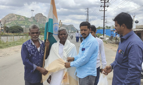 உலக அமைதிக்காக  67 வயது முதியவர் இந்தியா முழுவதும் நடைபயணம்-   சூளகிரியில் சமூக ஆர்வலர்கள் வரவேற்றனர்