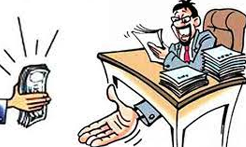 நிலத்தை அளக்க ரூ.2 ஆயிரம் லஞ்சம் கைதான சர்வேயர் சஸ்பெண்டு