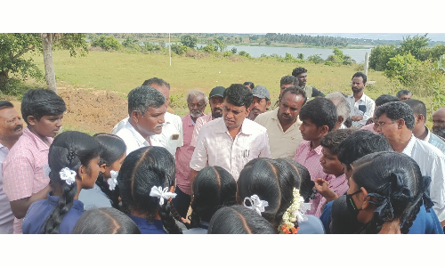 ஒசூர் அருகே  அரசு பேருந்தை சிறைபிடித்து மாணவர்கள்  போராட்டம்