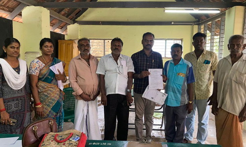 செங்கோட்டை பள்ளியில் வாக்காளர் அட்டையுடன் ஆதார் எண் இணைப்பு பணி