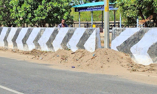 நெல்லை- திருவனந்தபுரம் தேசிய நெடுஞ்சாலையில்  மண் குவியல்களால் வாகன ஓட்டிகள் அவதி;  நெடுஞ்சாலைத்துறை நடவடிக்கை எடுக்குமா?