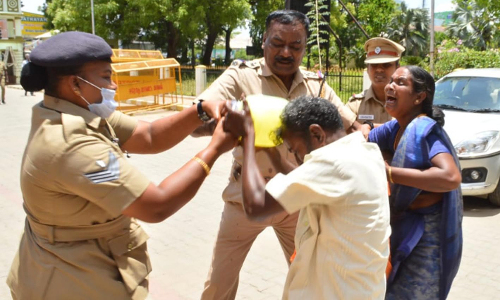 ஈரோடு கலெக்டர் அலுவலகத்தில் கணவன்-மனைவ தீக்குளிக்க முயற்சி