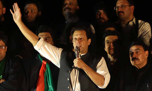 மிரட்டல் விவகாரம்- இம்ரான்கான் கைதாவாரா? வீடு முன்பு தொண்டர்கள் குவிந்ததால் பரபரப்பு