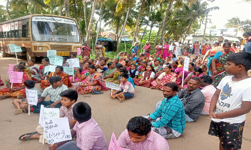 கைதவிளாகம் - ஹெலன்நகர் சாலையை சீரமைக்க வலியுறுத்தி   மீனவர்கள் திடீர் மறியல்