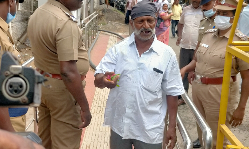 கோவையில் ஒலிபெருக்கியுடன் கலெக்டர் அலுவலகத்திற்குள் நுழைய முயன்ற நபர்