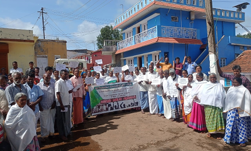 கோத்தகிரி அருகே  பச்சை தேயிலைக்கு குறைந்தபட்ச விலை கோரி விவசாயிகள் ஆர்ப்பாட்டம்