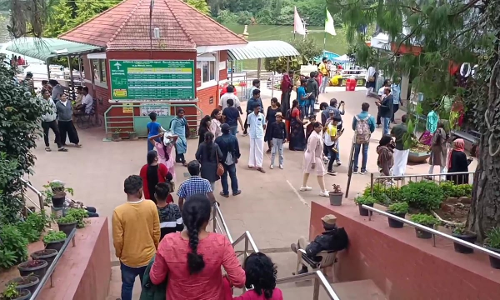 நீலகிரி சுற்றுலா தலங்களில் குவிந்த சுற்றுலா பயணிகள்