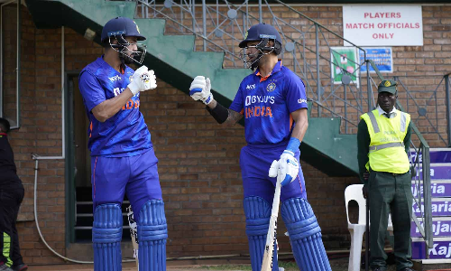 ஷுப்மான் கில் அசத்தல் சதம் - ஜிம்பாப்வே வெற்றிபெற 290 ரன்களை இலக்காக நிர்ணயித்தது இந்தியா