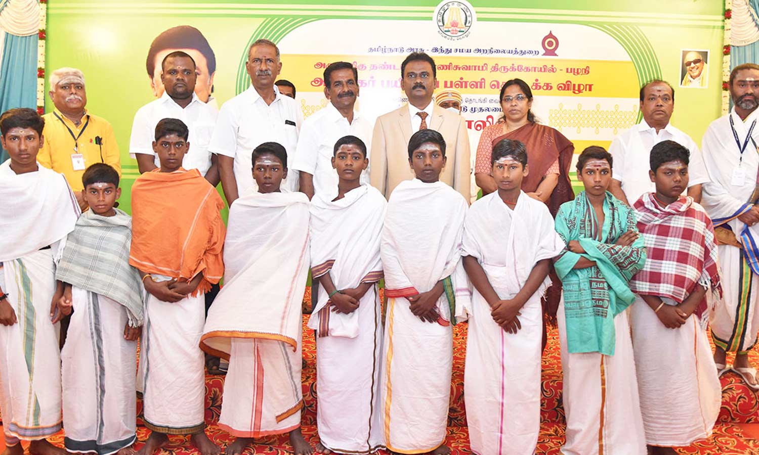 பழனி கோவிலில் அர்ச்சகர் பள்ளியில் சேர்ந்த மாணவர்கள்