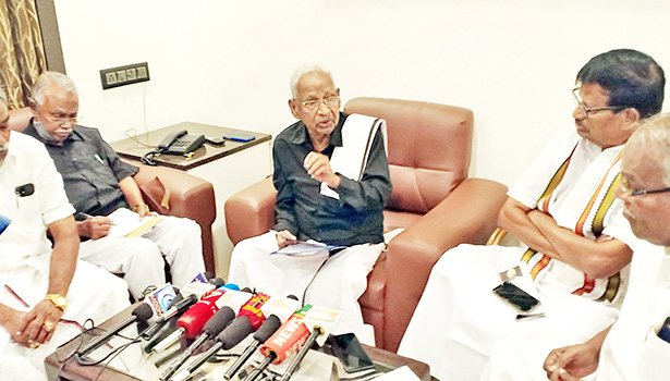 கோவில்களில் அர்ச்சகர் நியமனம் தொடர்பாக உயர்நீதிமன்றத்தின் தீர்ப்பு வரவேற்கத்தக்கது- தி.க. தலைவர் வீரமணி பேட்டி கோவில்களில் அர்ச்சகர் நியமனம் தொடர்பாக உயர்நீதிமன்றத்தின் தீர்ப்பு வரவேற்கத்தக்கது- தி.க. தலைவர் வீரமணி பேட்டி