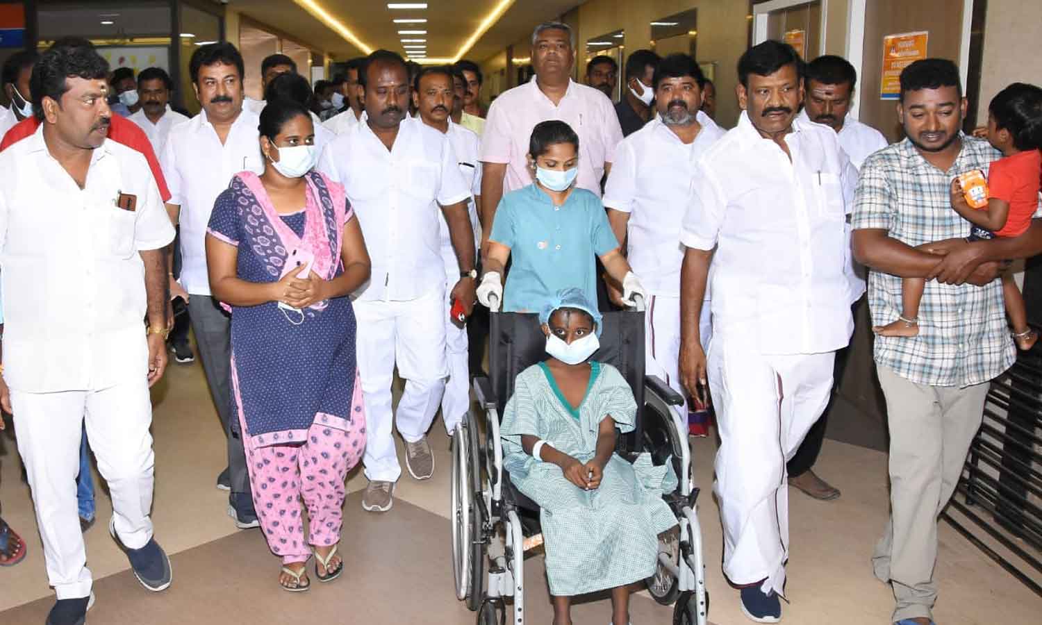 ஆவடியில் முகச்சிதைவு நோயால் பாதிக்கப்பட்ட சிறுமிக்கு 8 மணி நேரம் அறுவை சிகிச்சை ஆவடியில் முகச்சிதைவு நோயால் பாதிக்கப்பட்ட சிறுமிக்கு 8 மணி நேரம் அறுவை சிகிச்சை