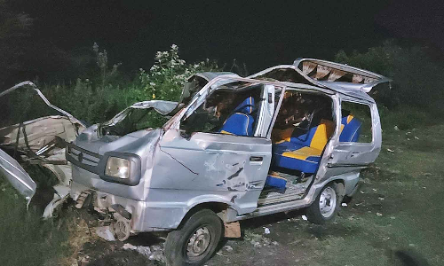 ஆத்தூர் அருகே விபத்து- ஆம்னி பஸ் மீது கார் மோதி 6 பேர் பலி