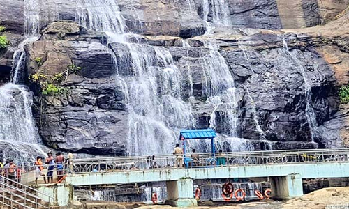 குற்றாலம் அருவிகளில் சுற்றுலா பயணிகள் குளிக்க மீண்டும் அனுமதி