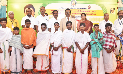 பழனி கோவிலில் அர்ச்சகர் பள்ளியில் சேர்ந்த மாணவர்கள்