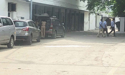 ஆம்பூர் பிரபல தோல் தொழிற்சாலையில் வருமான வரி சோதனை- சென்னை உள்பட 50 இடங்களில் வேட்டை