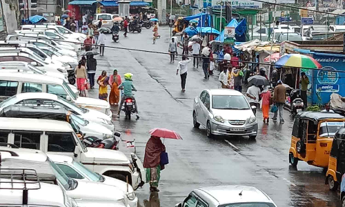 நீலகிரியில் மீண்டும் கொட்டி தீர்த்த கனமழை- கடும் பனிமூட்டம், குளிரால் மக்கள் அவதி