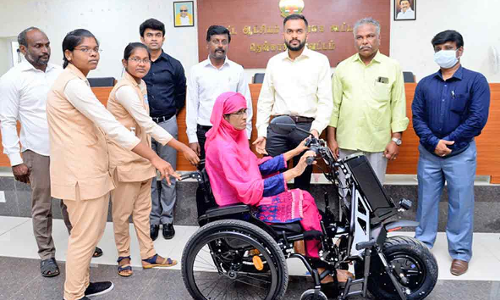 மக்கள் குறை தீர்க்கும் நாள் கூட்டம்-  மாற்றுத்திறனாளிகளுக்கு ரூ.1 லட்சம் மதிப்பில் மோட்டார் பொருத்தப்பட்ட நகரும் வண்டி-கலெக்டர் ஆகாஷ் வழங்கினார்