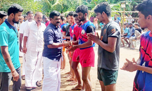 கபடி போட்டி; எம்.எல்.ஏ. பரிசு வழங்கினார்