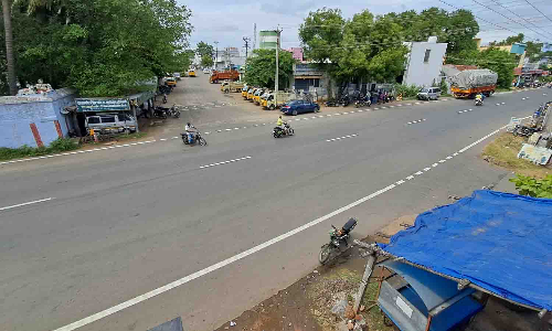விபத்துக்களை தடுக்க ஊத்துக்குளி சாலையில் வேகத்தடை அமைக்கப்படுமா?