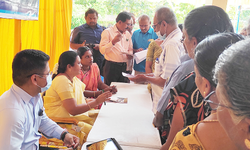 சாலை, குடிநீர் கேட்டு மேயரிடம் பொதுமக்கள் மனு