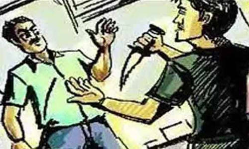 பெண்- வாலிபரை வாளால் வெட்டி வழிப்பறி