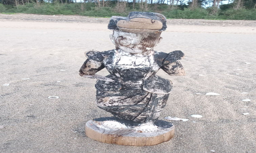 கடலூர் அருகே கடற்கரையில் ஒதுங்கிய பழங்காலத்து மரச்சிலை