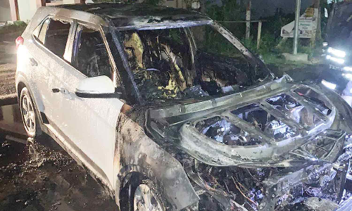 மதுரையில் நடுரோட்டில் தீப்பிடித்து எரிந்த சொகுசு கார்- அரசு வக்கீல் உயிர் தப்பினார்