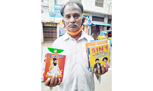 தஞ்சையில், வீதி வீதியாக நடந்தே சென்று புத்தகங்கள் விற்கும் வியாபாரி