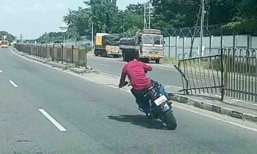 மோட்டார் சைக்கிளில் சாகசத்தில் ஈடுபடும் வாலிபர்கள்- பொதுமக்கள் அச்சம்