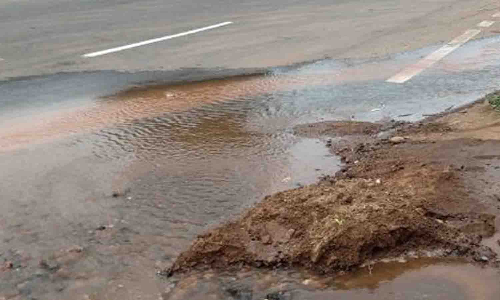 பல்லடம் அருகே குழாய் உடைந்து சாலையில் வீணாக செல்லும் தண்ணீர்