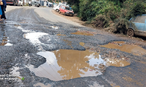 ஊட்டியில் குண்டும் குழியுமான சாலைகளால் வாகன ஓட்டிகள் அவதி