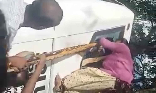 கர்நாடகாவில் இருந்து வந்த சுற்றுலா பஸ் டம்டம்பாறையில் கவிழ்ந்து விபத்து