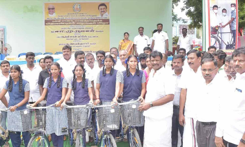 மாணவ, மாணவிகள் 497 பேருக்கு விலையில்லா மிதிவண்டிகள் -அமைச்சர் சா.மு. நாசர் வழங்கினார்