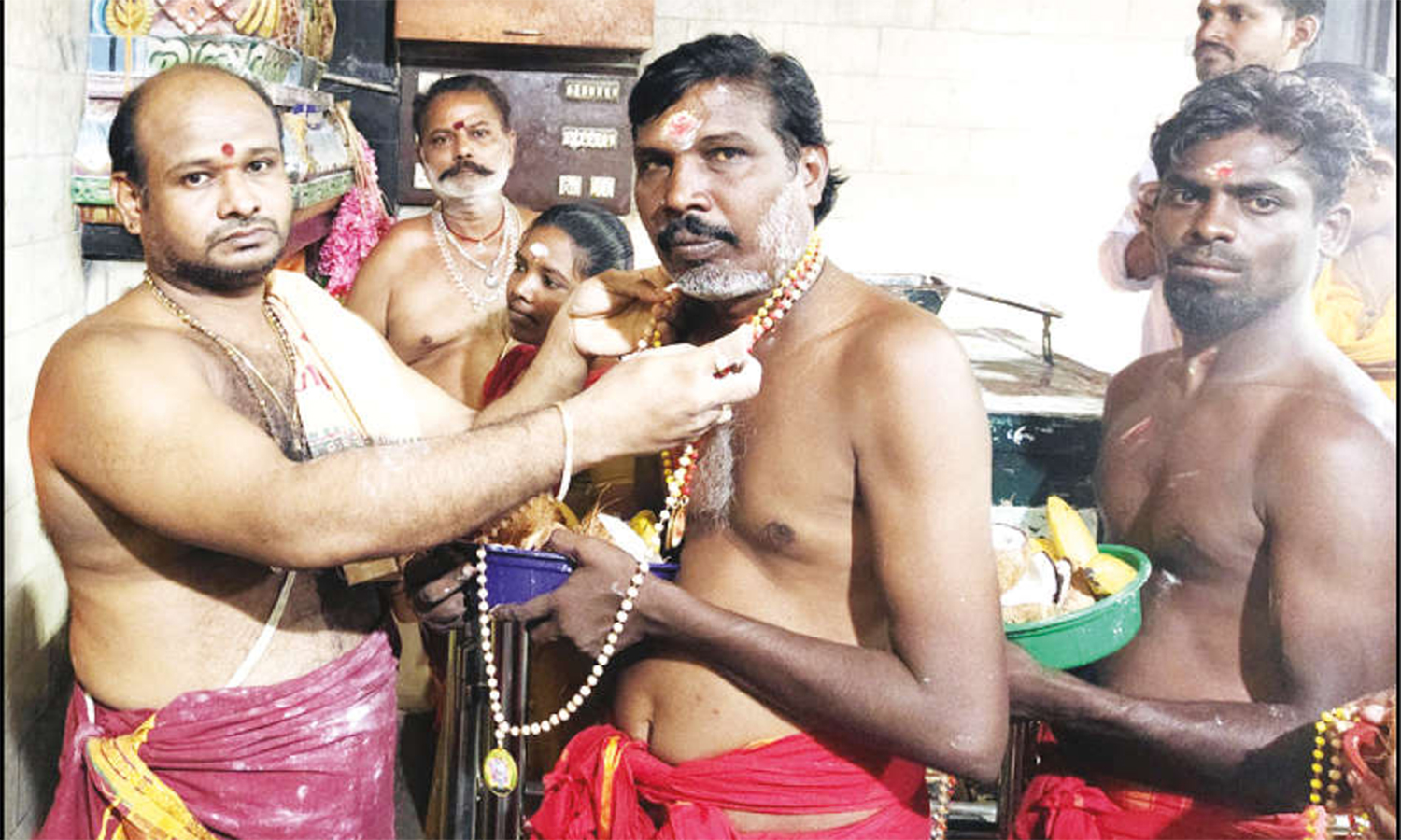 குலசேகரன்பட்டினம் தசரா திருவிழா: மாலை அணிந்து விரதம் தொடங்கிய பக்தர்கள் குலசேகரன்பட்டினம் தசரா திருவிழா: மாலை அணிந்து விரதம் தொடங்கிய பக்தர்கள்