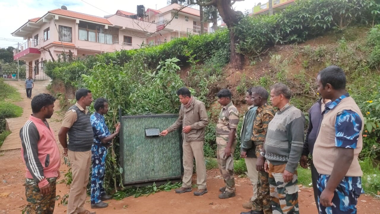 குன்னூர் அருகே குடியிருப்பில் சுற்றும் சிறுத்தையை பிடிக்க கூண்டு குன்னூர் அருகே குடியிருப்பில் சுற்றும் சிறுத்தையை பிடிக்க கூண்டு