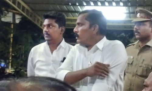 வக்கீல் என கூறி கட்டப்பஞ்சாயத்து பேசியதாக 2 பேர் போலீசில் ஒப்படைப்பு