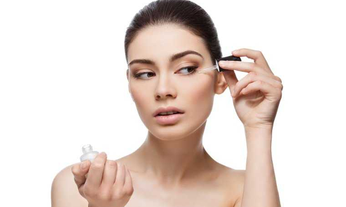 கண்களுக்கு கீழ் உள்ள வீக்கத்தை சரிசெய்யும் மூலிகை எண்ணெய்கள்...