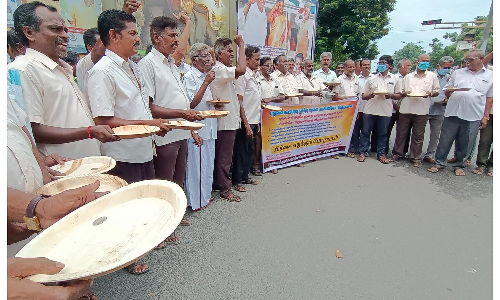 ஸ்பின்கோ ஊழியர்கள் பிச்சை எடுத்து போராட்டம்