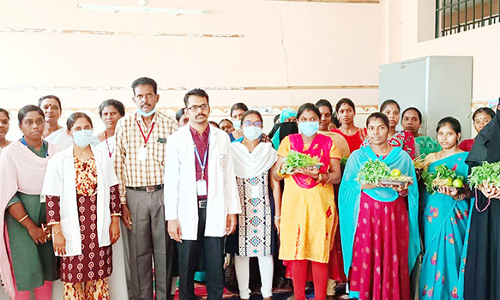 கர்ப்பிணி பெண்களுக்கு கீரை, பழங்கள் வழங்கல்