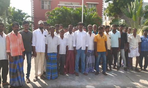 ஓமலூர் அருகே சாலையை சீரமைக்க கோரி  போலீஸ் நிலையம் முற்றுகை பொதுமக்கள் போராட்டம்