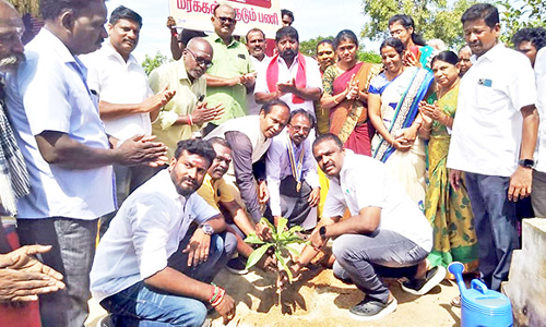 தஞ்சை மாரிக்குளம் நந்தவனத்தில் மரக்கன்று நடும் விழா- மேயர் தொடங்கி வைத்தார்