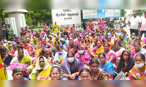 நாமக்கல்லில் இலவச வீட்டு மனை கேட்டு பெண்கள் தா்ணா போராட்டம்