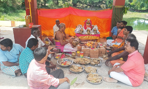 கோவில் புனரமைப்பு பணி தொடக்க யாக பூஜை