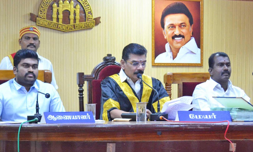 ரூ.2 கோடியில் ஈரடுக்கு மேம்பாலம் அழகுபடுத்தப்படுகிறது: நெல்லை மாவட்டத்தில் சாலை  பணிகளுக்கு ரூ.151 கோடி ஒதுக்கீடு மாநகராட்சி  கூட்டத்தில்  நெடுஞ்சாலைத்துறை அதிகாரி தகவல்