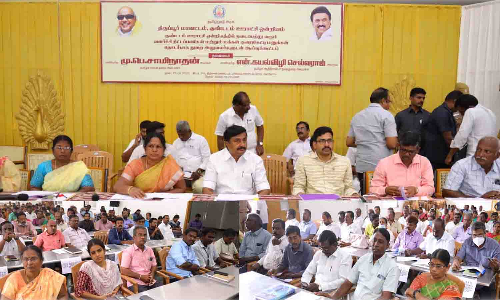 பொதுமக்களின் மனுக்கள் குறித்து விரைவாக நடவடிக்கை எடுக்க வேண்டும் -   அதிகாரிகளுக்கு அமைச்சர் அறிவுறுத்தல்