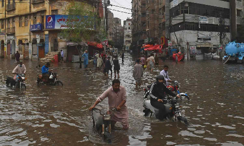 பாகிஸ்தானில் வெள்ள பாதிப்பால் 326 குழந்தைகள் உட்பட 900 பேர் உயிரிழந்துள்ளனர்- அமைச்சர் தகவல்