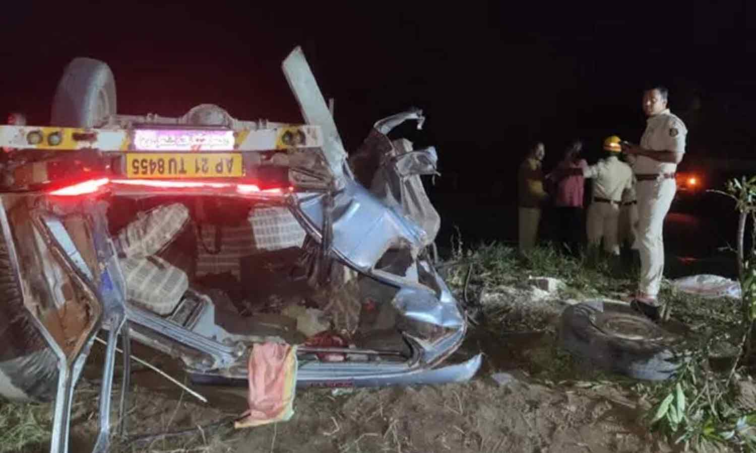 கர்நாடகாவில் டெம்போ- லாரி மோதி விபத்து: 9 பேர் பலி- 13 பேர் படுகாயம் கர்நாடகாவில் டெம்போ- லாரி மோதி விபத்து: 9 பேர் பலி- 13 பேர் படுகாயம்