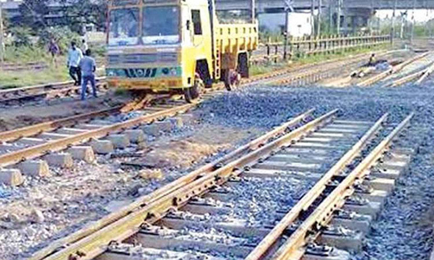 சேலம்-ஓமலூர் இடையே இரட்டை ரெயில் பாதை அமைக்கும் பணி தீவிரம் சேலம்-ஓமலூர் இடையே இரட்டை ரெயில் பாதை அமைக்கும் பணி தீவிரம்